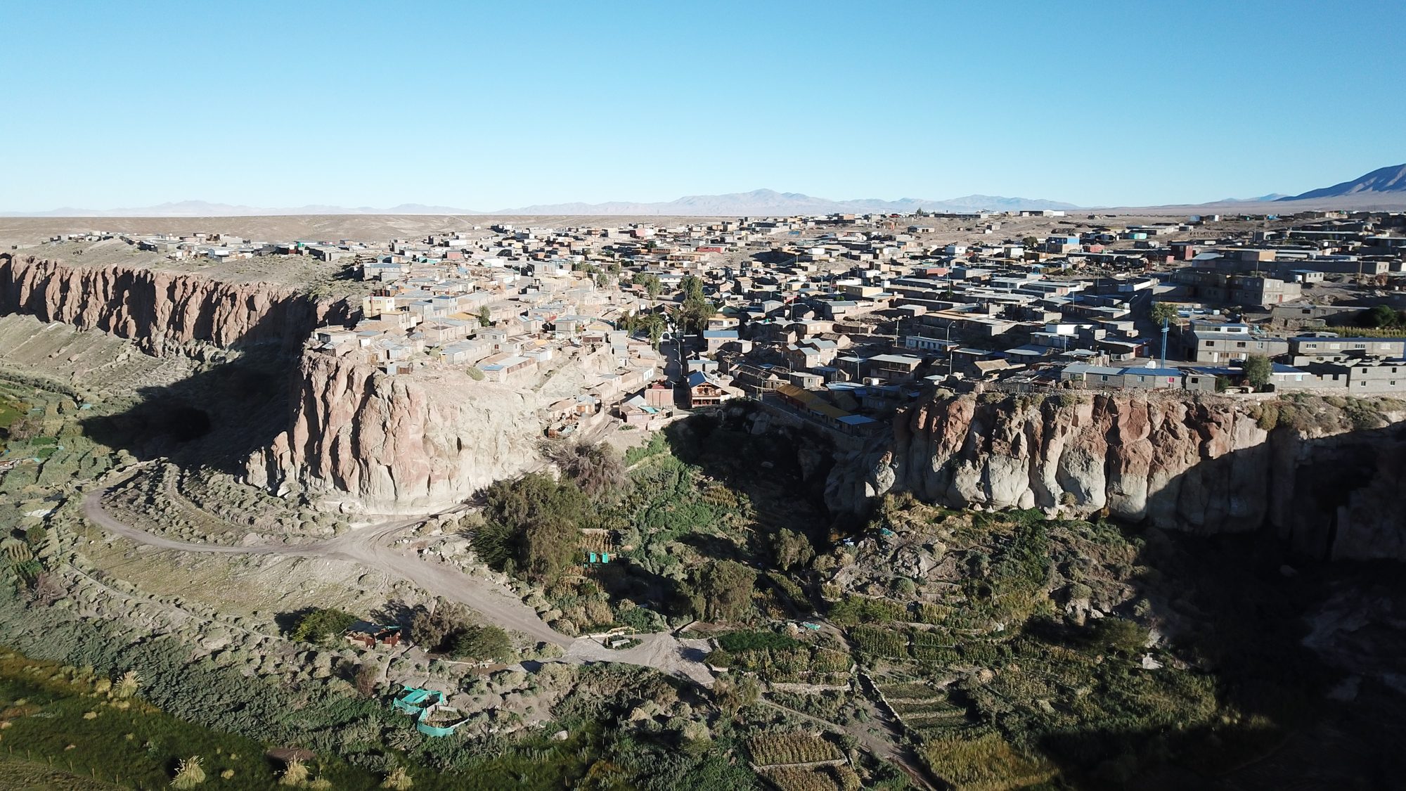El pueblo de Ayquina sobre la quebrada