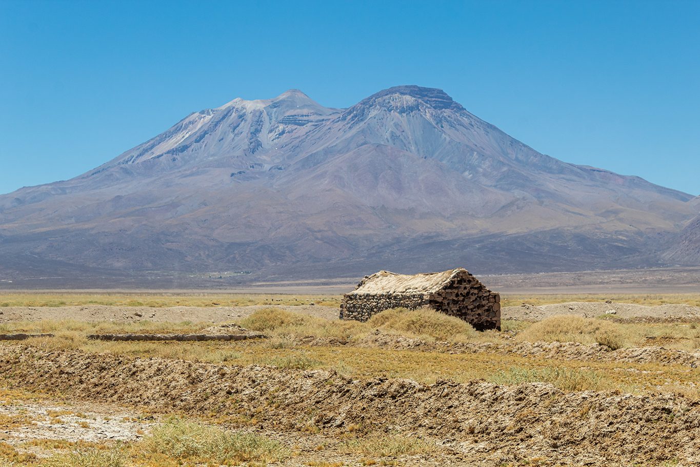 Volcán y altiplano